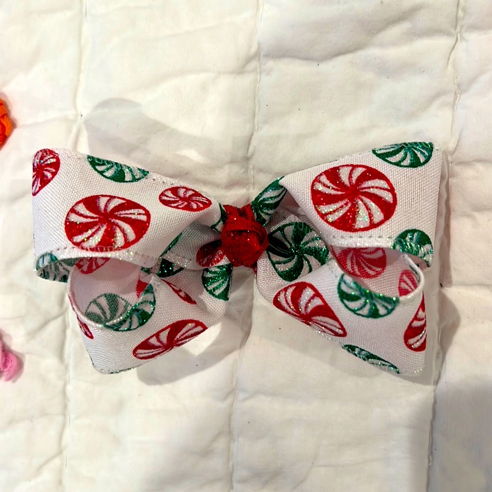 3.5 inch Christmas bow with sparkle detail. Alligator clip.